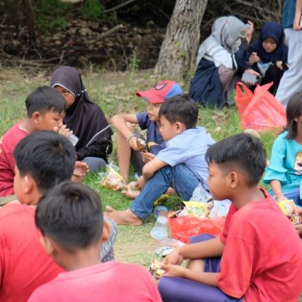 KKN Undip Temani Anak Dasun Piknik di Desa Sendiri